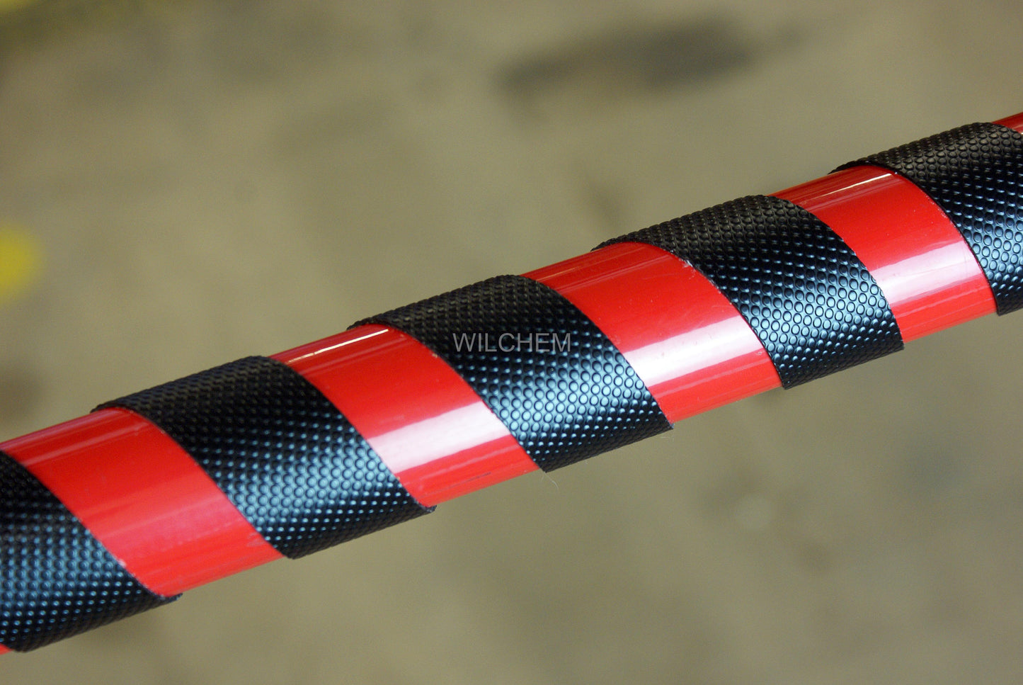 HESKINS HANDRAIL GRIP NON-ABRASIVE TAPE. May be applied on external handrails and internal ones due to the material's inability to retain water, preventing the surface from freezing and causing discomfort for the user.