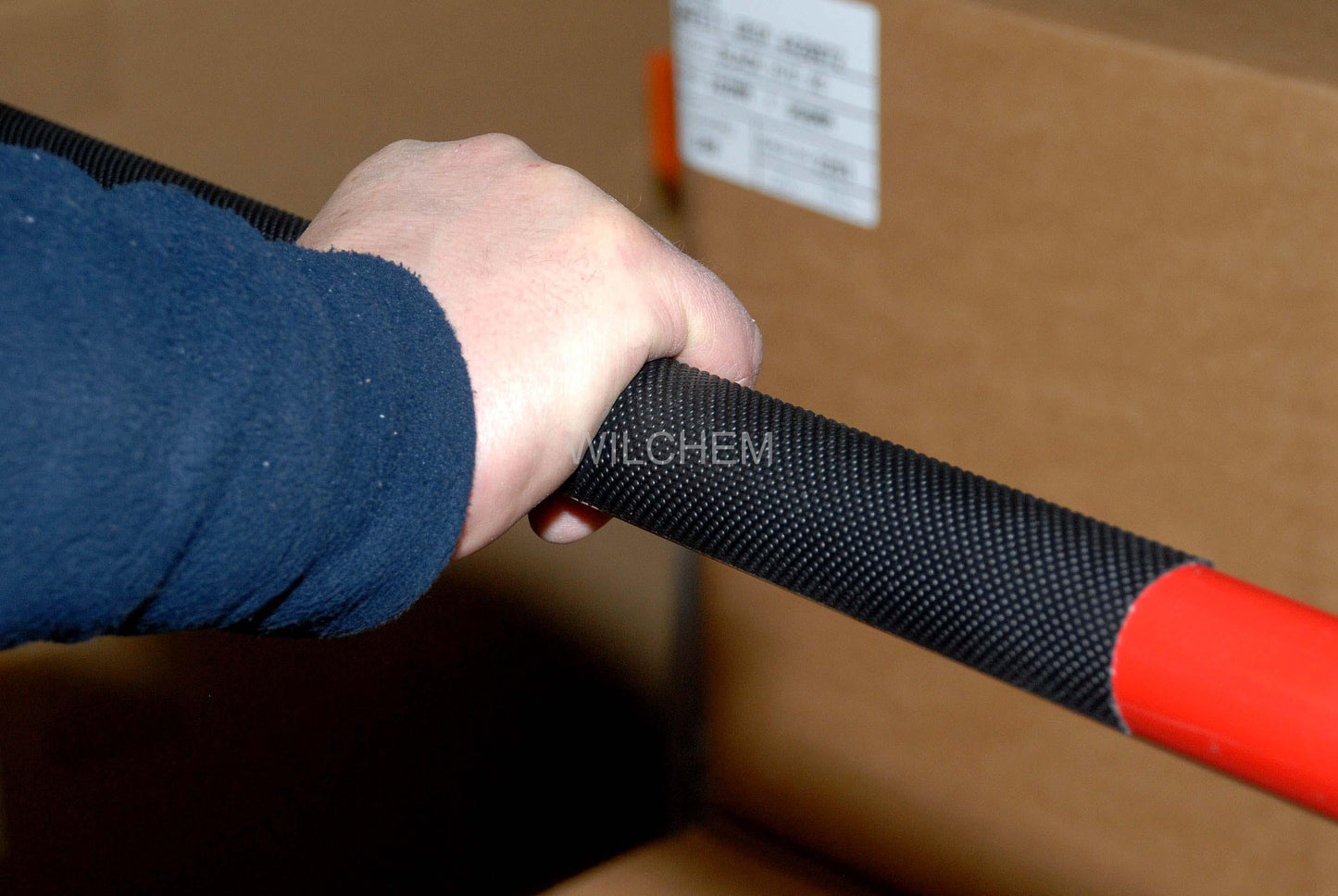 HESKINS HANDRAIL GRIP NON-ABRASIVE TAPE. May be applied on external handrails and internal ones due to the material's inability to retain water, preventing the surface from freezing and causing discomfort for the user.