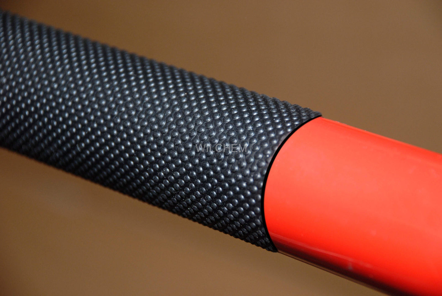 HESKINS HANDRAIL GRIP NON-ABRASIVE TAPE. May be applied on external handrails and internal ones due to the material's inability to retain water, preventing the surface from freezing and causing discomfort for the user.