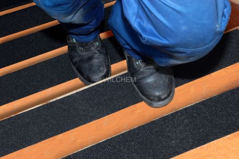 Perfect for Stairs, The coarser grit makes for a rougher grip tape that allows for heightened durability when exposed to the elements. Coarser surface to prevent clogging by dust and mud Suitable for construction and more heavy-duty sites Available in widths from 0.75″ to 46″