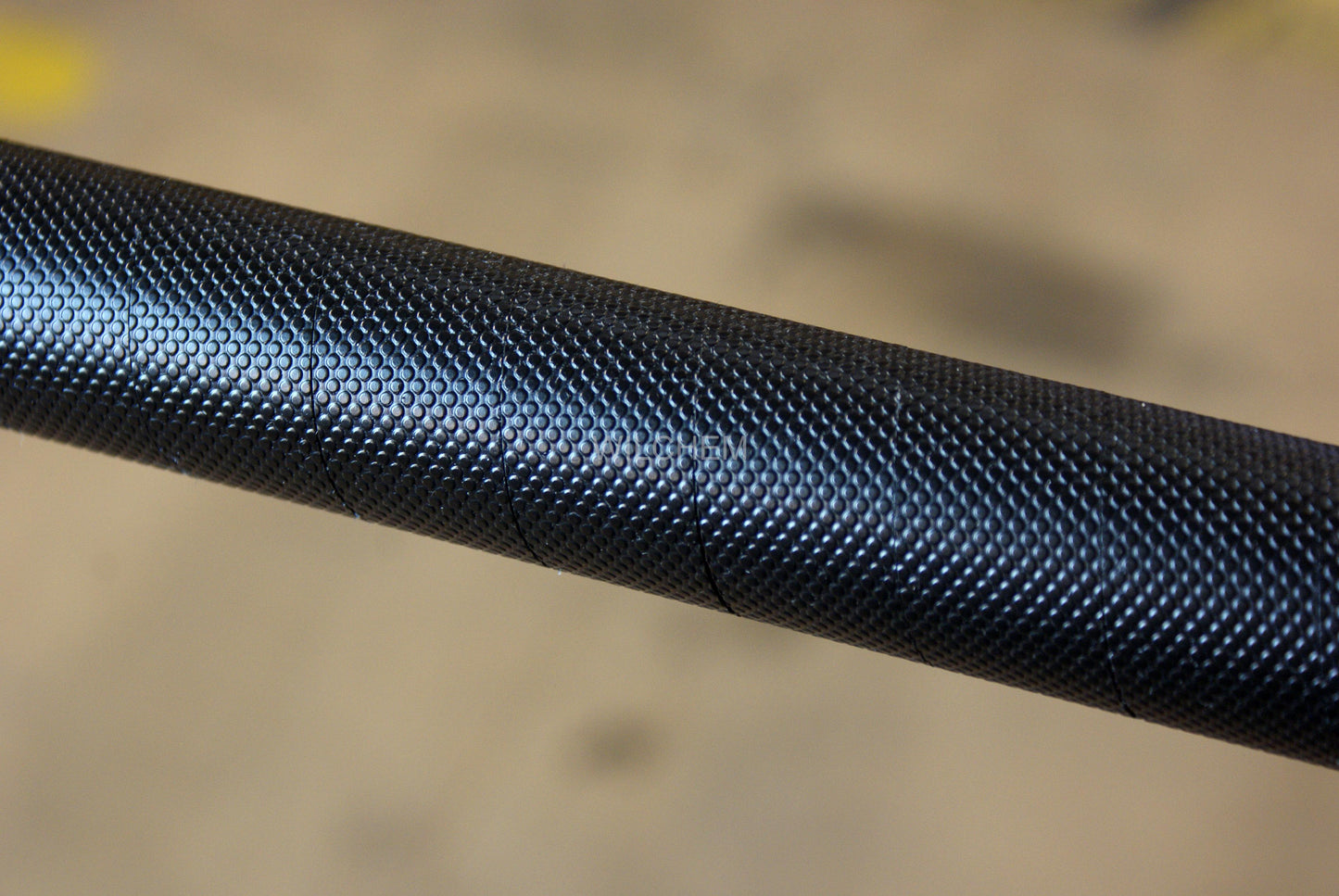 HESKINS HANDRAIL GRIP NON-ABRASIVE TAPE. May be applied on external handrails and internal ones due to the material's inability to retain water, preventing the surface from freezing and causing discomfort for the user.